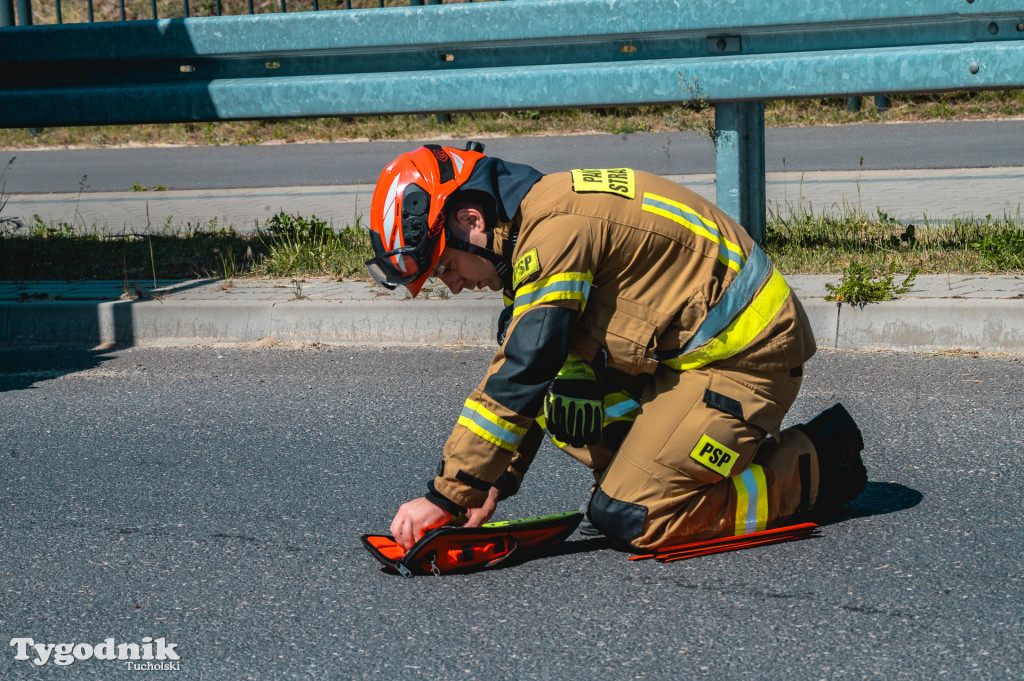 Gorąco na Cegielnianej w Tucholi. Wypadek masowy, dziesiątki strażaków