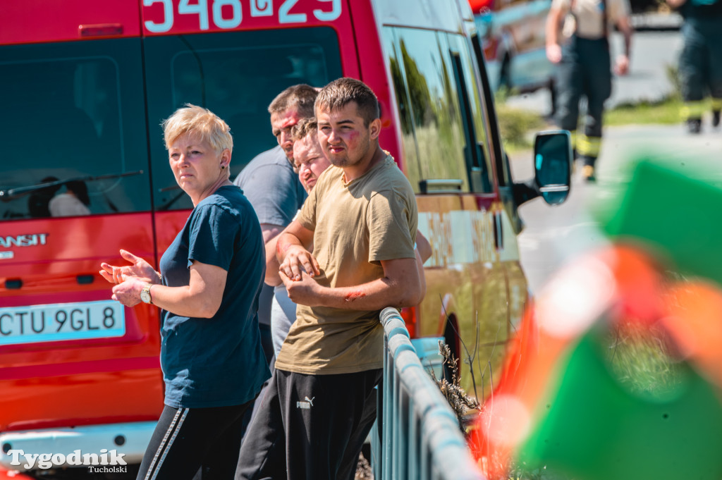 Gorąco na Cegielnianej w Tucholi. Wypadek masowy, dziesiątki strażaków