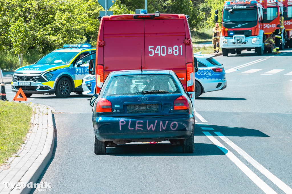 Gorąco na Cegielnianej w Tucholi. Wypadek masowy, dziesiątki strażaków