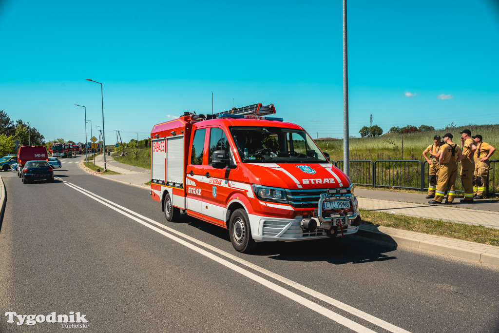 Gorąco na Cegielnianej w Tucholi. Wypadek masowy, dziesiątki strażaków