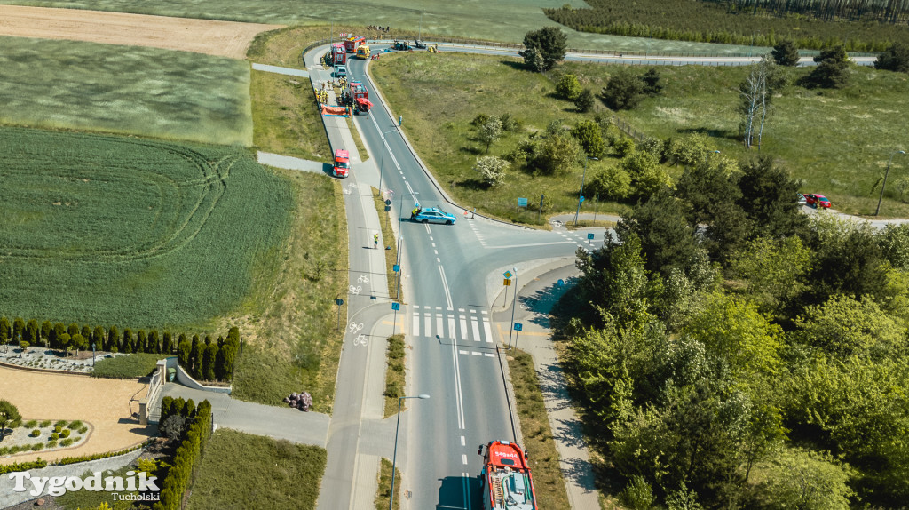 Gorąco na Cegielnianej w Tucholi. Wypadek masowy, dziesiątki strażaków