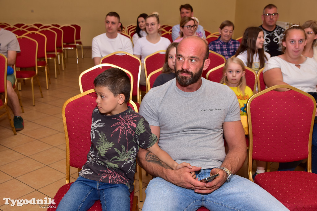 To nie było zwykłe przedstawienie. Grupa teatralna z B-CKiP Gminy Lubiewo wystąpiła z premierowym spektaklem