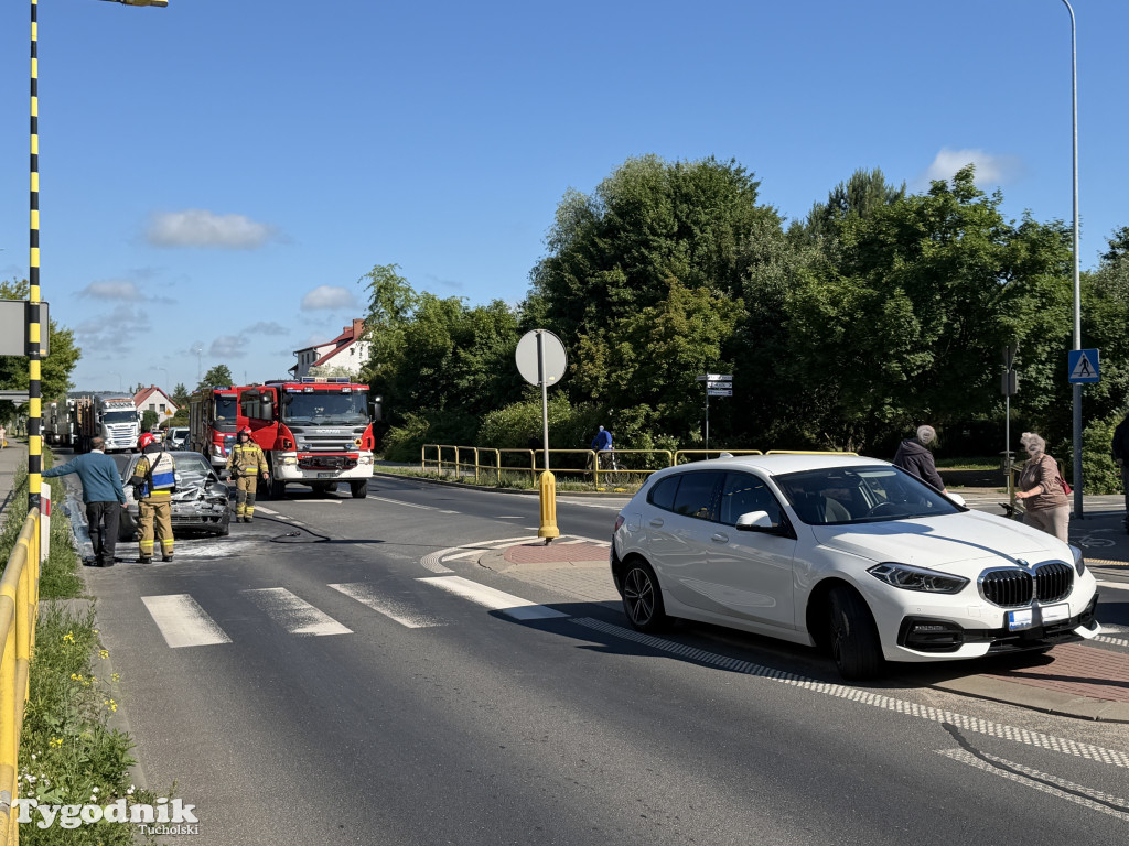 TERAZ! Na ul. Warszawskiej doszło do zderzenia 2 pojazdów osobowych. Jeden z nich zapalił się!