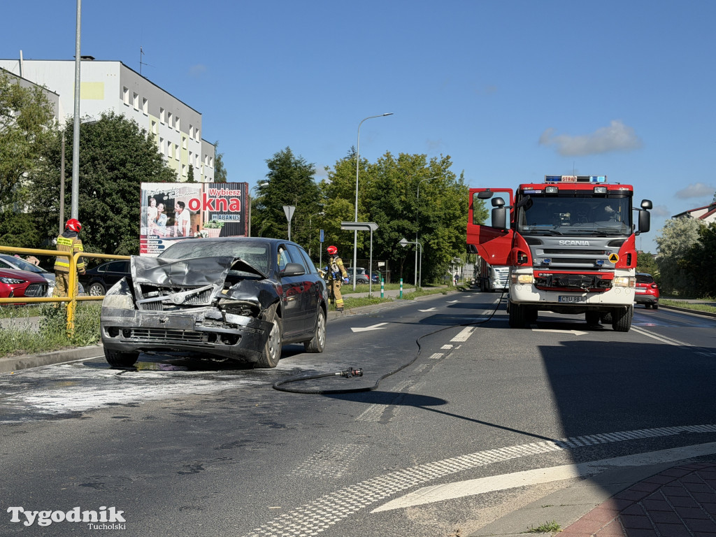TERAZ! Na ul. Warszawskiej doszło do zderzenia 2 pojazdów osobowych. Jeden z nich zapalił się!
