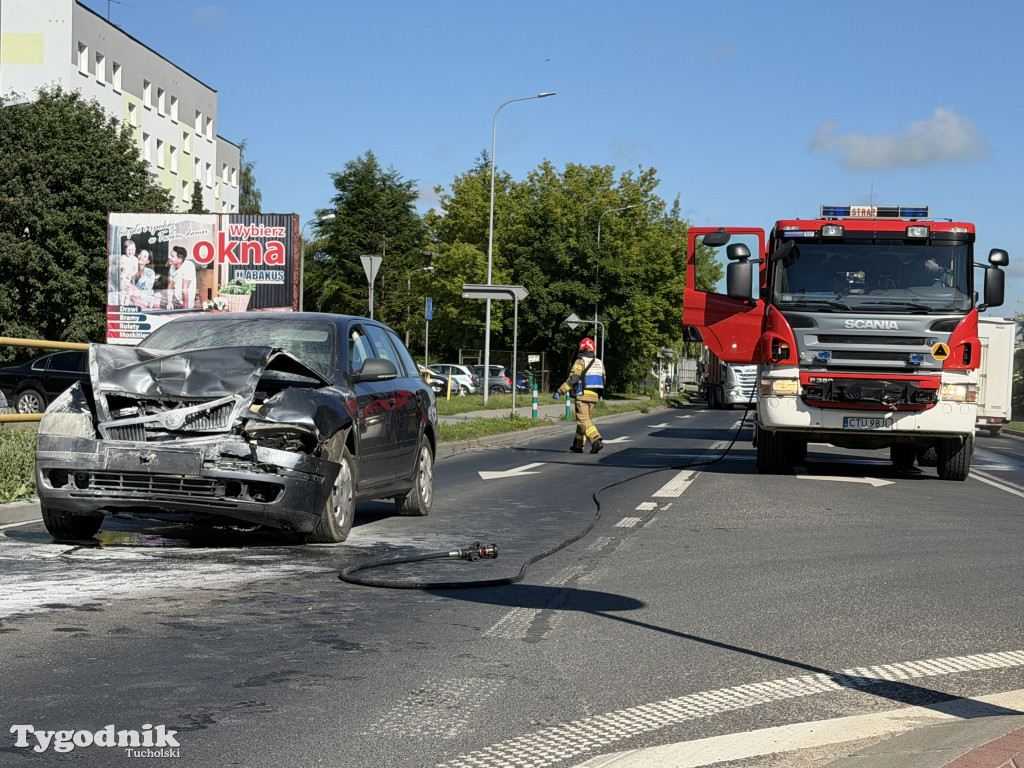 TERAZ! Na ul. Warszawskiej doszło do zderzenia 2 pojazdów osobowych. Jeden z nich zapalił się!