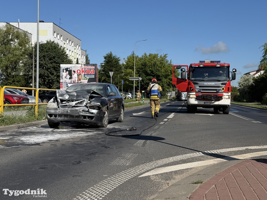 TERAZ! Na ul. Warszawskiej doszło do zderzenia 2 pojazdów osobowych. Jeden z nich zapalił się!