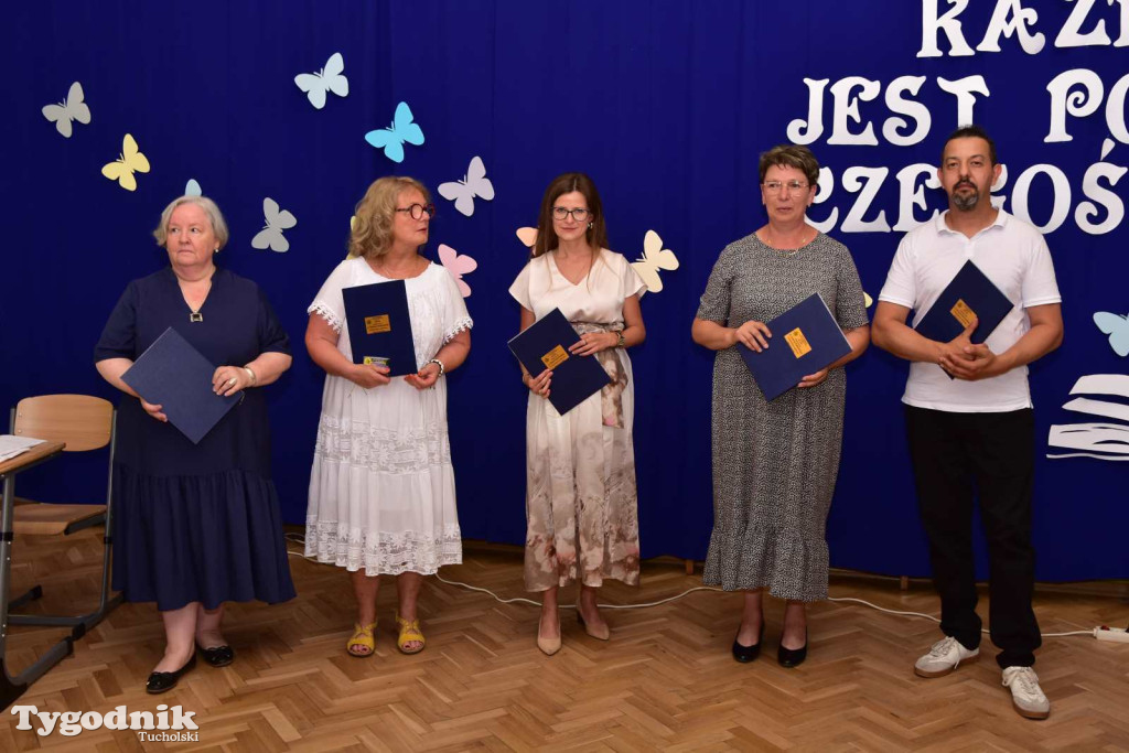 Kiełpin: Wybrzmiał ostatni w historii dzwonek Szkoły Podstawowej im. Leona Wyczółkowskiego...