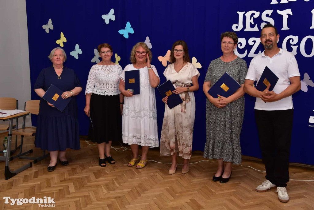 Kiełpin: Wybrzmiał ostatni w historii dzwonek Szkoły Podstawowej im. Leona Wyczółkowskiego...