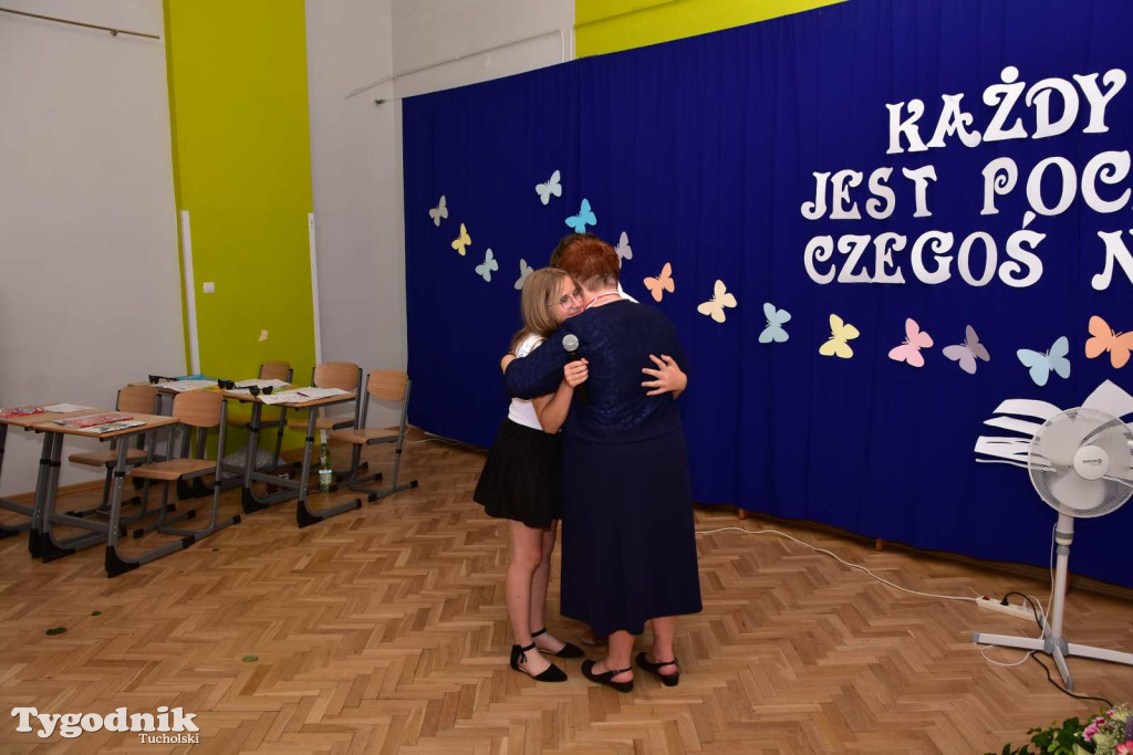 Kiełpin: Wybrzmiał ostatni w historii dzwonek Szkoły Podstawowej im. Leona Wyczółkowskiego...