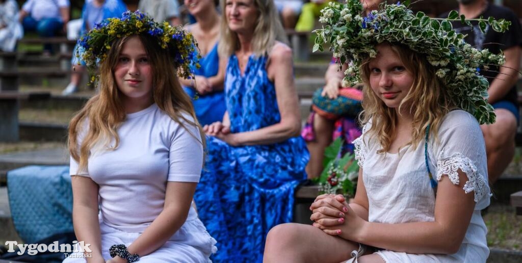 Południk, wianki i śpiew. Magia Krzywogońca