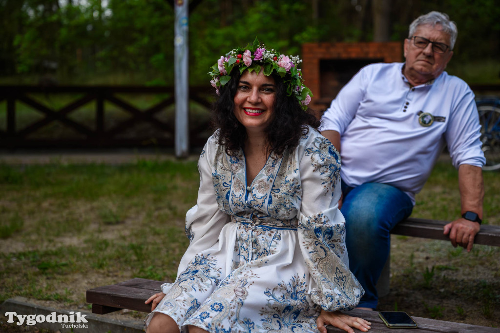 Południk, wianki i śpiew. Magia Krzywogońca