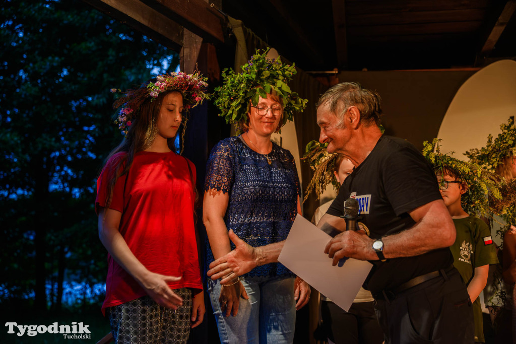 Południk, wianki i śpiew. Magia Krzywogońca