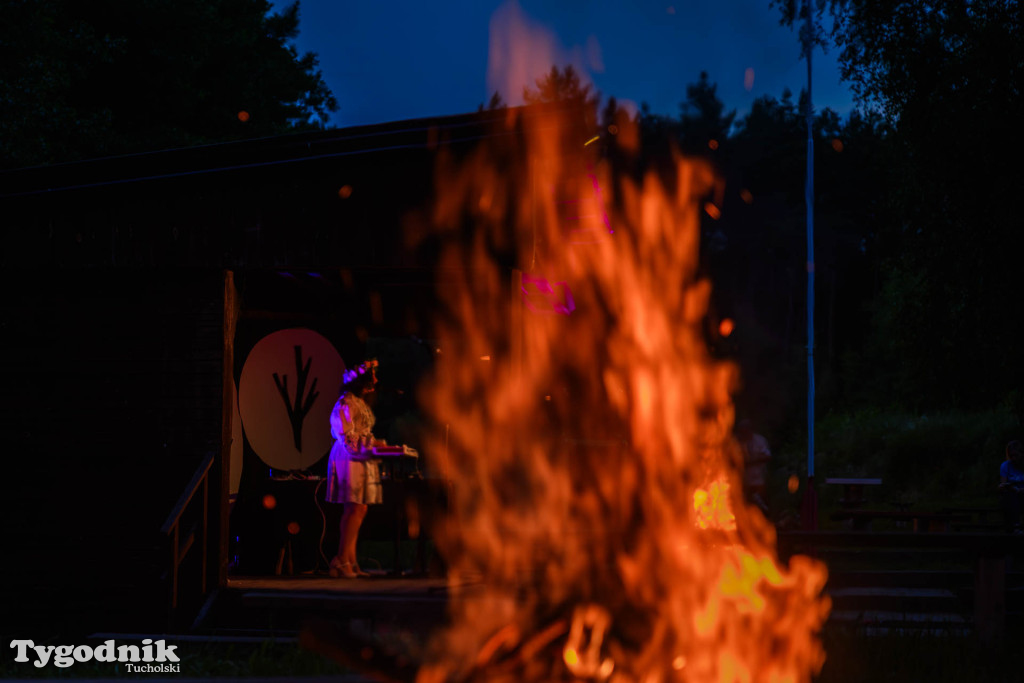 Południk, wianki i śpiew. Magia Krzywogońca