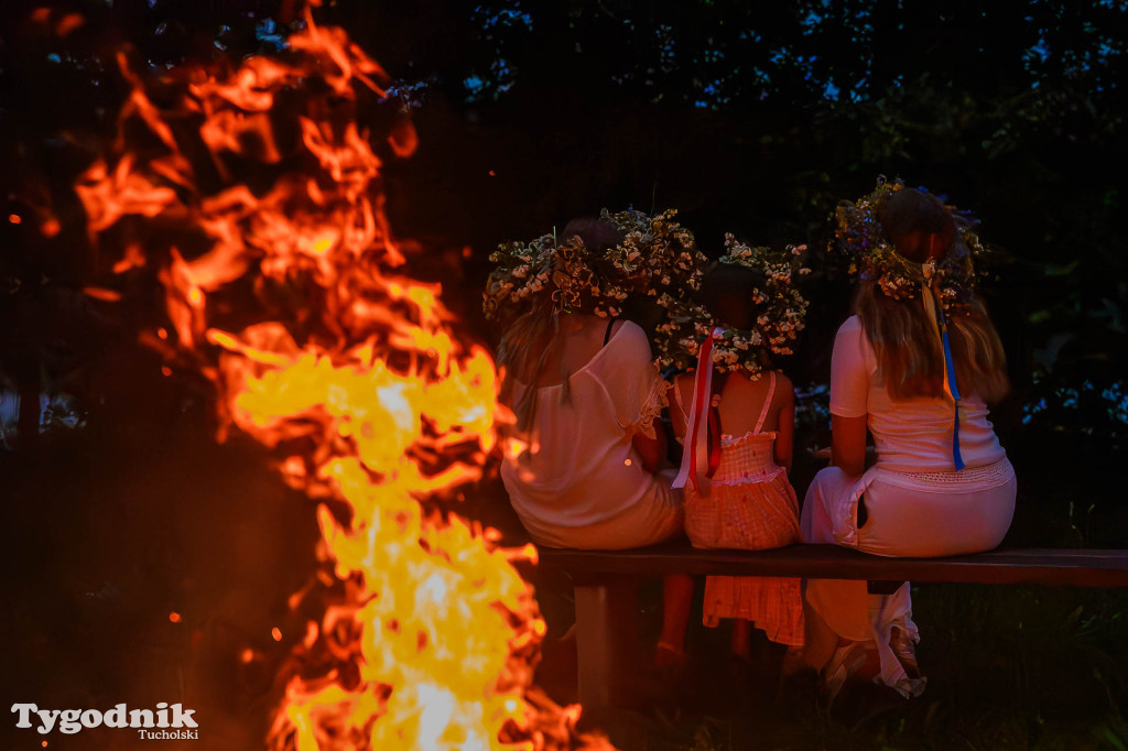 Południk, wianki i śpiew. Magia Krzywogońca