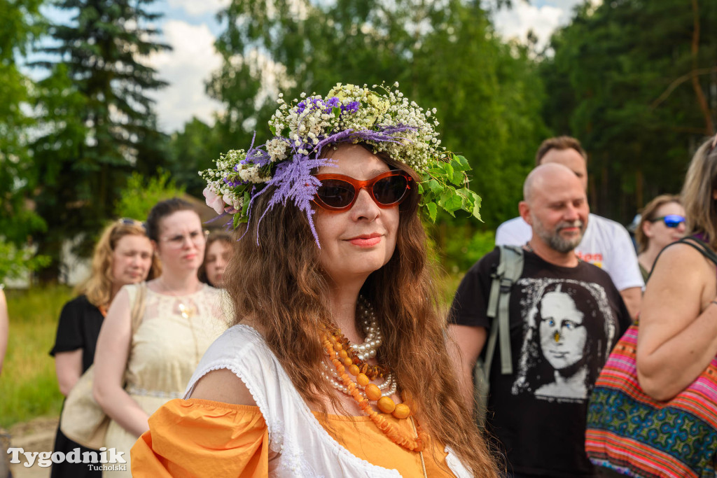 Południk, wianki i śpiew. Magia Krzywogońca