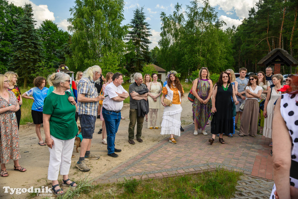 Południk, wianki i śpiew. Magia Krzywogońca