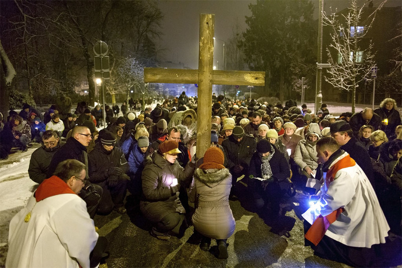 Droga krzyżowa na ulicach Tucholi  ZDJĘCIA
