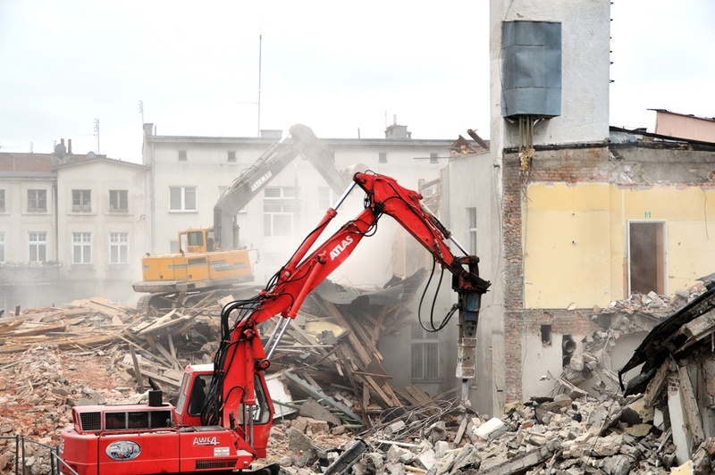 Runęły mury starej przychodni - ZDJĘCIA