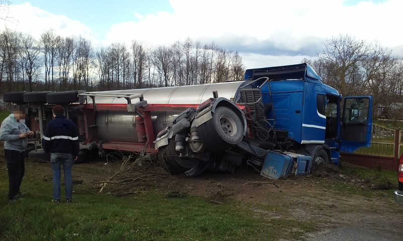 Trasa Tuchola-Chojnice: Ciężarówka "wyleciała" z drogi! WIĘCEJ ZDJĘĆ
