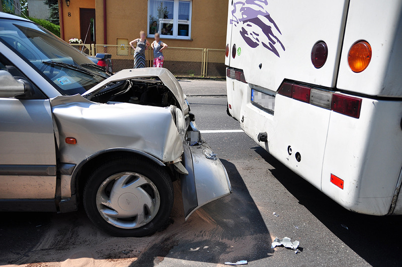 Tuchola, Warszawska: Osobówką uderzyła w autobus - ZDJĘCIA