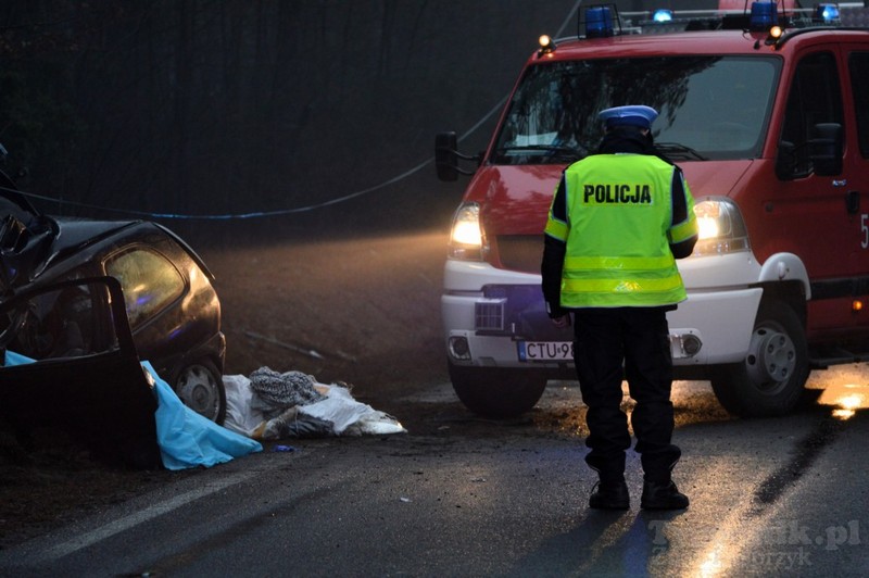 AKTUALIZACJA - Śmiertelny wypadek na drodze Tuchola-Bysław - ZDJĘCIA