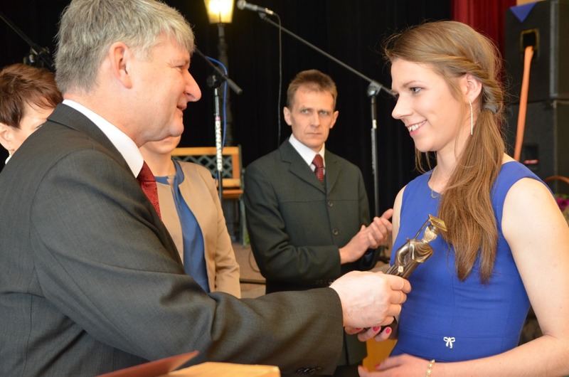 Tuchola: ZSLiA ze świadectwami w ręku - ZDJĘCIA