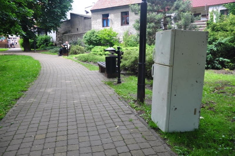 Tuchola: Ktoś wyrzucił lodówkę w centrum miasta - ZDJĘCIA