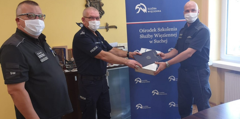 Pomocy 13-letniemu chłopcu z Suchej udzielił kapral Marcin Szeszycki (pierwszy z prawej). Wiesław Gappa wręcza mu list gratulacyjny. Pierwszy z lewej to komendant OSSW w Suchej - płk Sławomir Paszkowski.