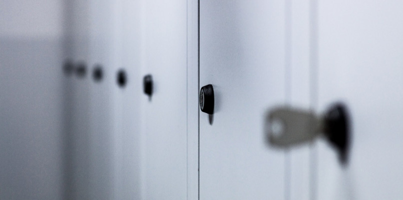 Jakie zamki do szafek ubraniowych wybrać?