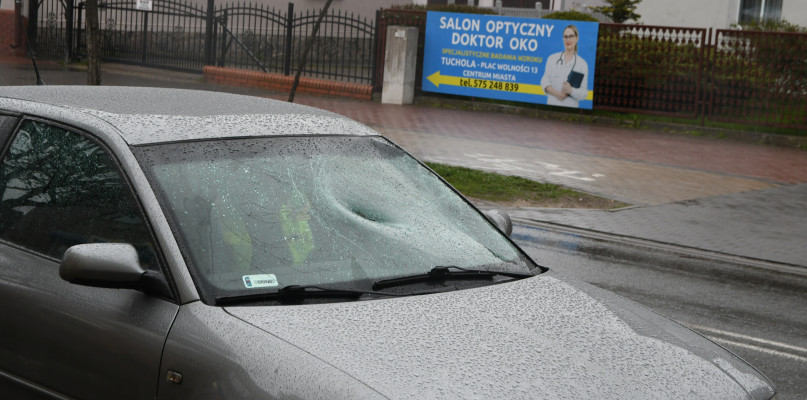 Tuchola, ul. Świecka. Mężczyzna znalazł się pod kołami audi poza przejściem dla pieszych.