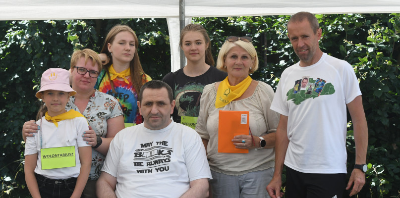 Rodzina Glazerów wraz z wolontariuszami i organizatorami. Na zdjęciu brakuje juniora - Wiktora. Akurat w tym czasie na długi spacer zabrał go... piłkarz Jacek Góralski - reprezentant Polski, który objął rolę ambasadora turnieju i jednocześnie organizatora imprezy - firmy CEO (z prawej jej szef Jerzy Jasionowicz).