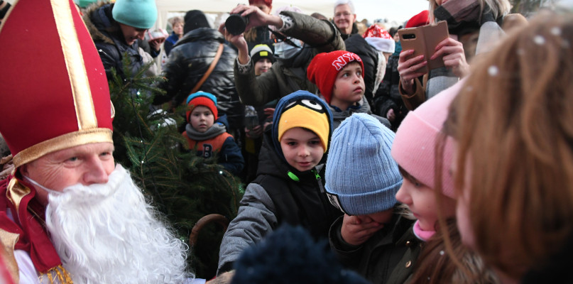 Ukryta za brodą twarz Świętego Mikołaja wyglądała bardzo znajomo.
