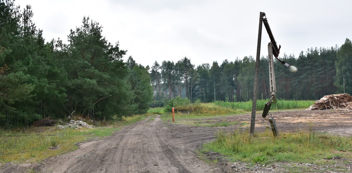Droga prowadząca w kierunku miejsca, w którym znaleziono ciało 20-latka, fot. (kt)