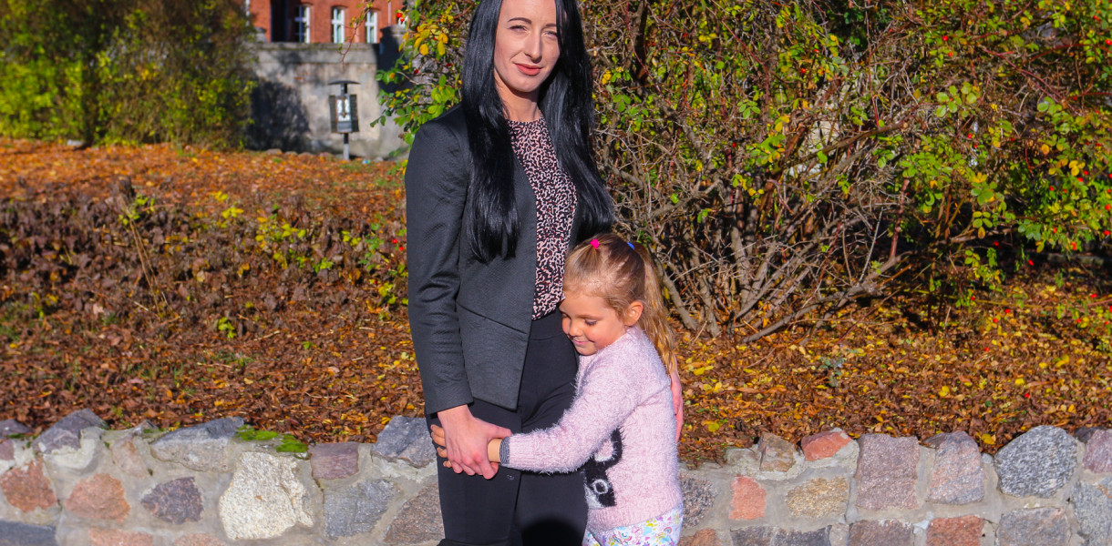 Świeżo upieczoina mistrzyni Polski po swoim starcie w lidze gminnej. Często towarzyszy jej córka Emilia. 