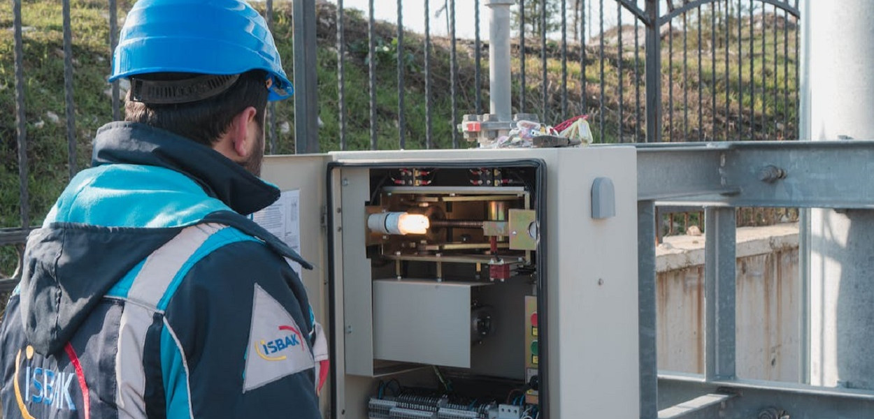 Jak wygląda praca na stanowisku elektryka?