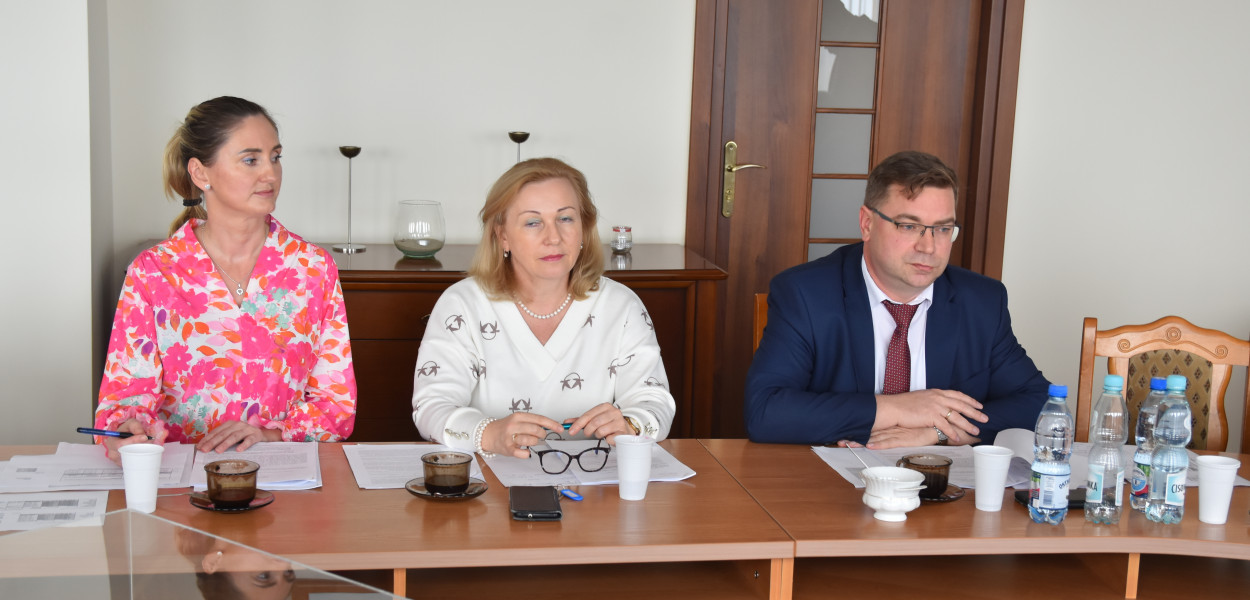 Podczas nieobecności wójta Ireneusza Kucharskiego zastępuje jego sekretarz, Dorota Gromowska.