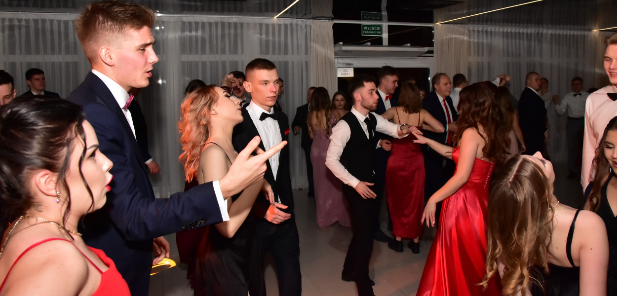  Po części oficjalnej i zatańczeniu poloneza przyszedł czas na imprezę!