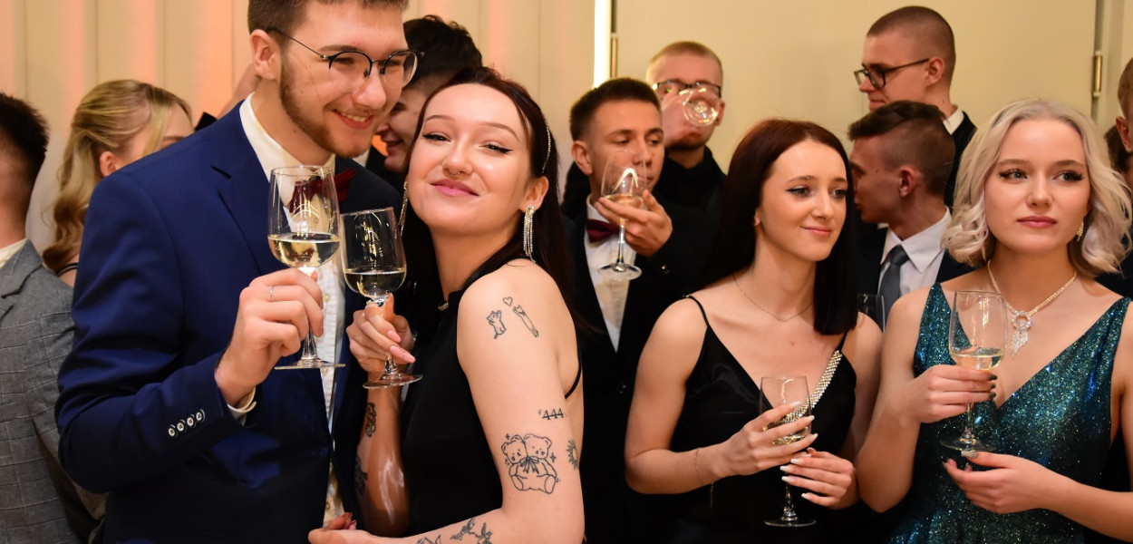 Uczestnicy studniówki wznieśli toast lampką szampana.