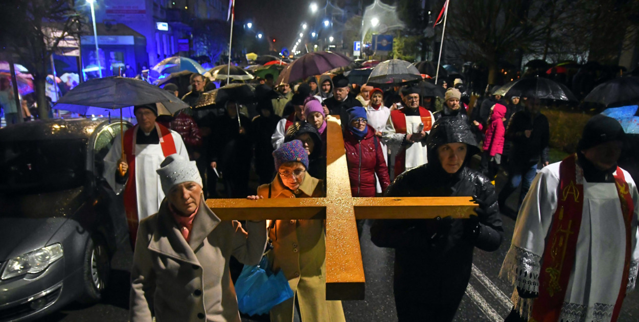 Droga Krzyżowa na ulicach Tucholi (kwiecień 2023). fot. Piotr Paterski