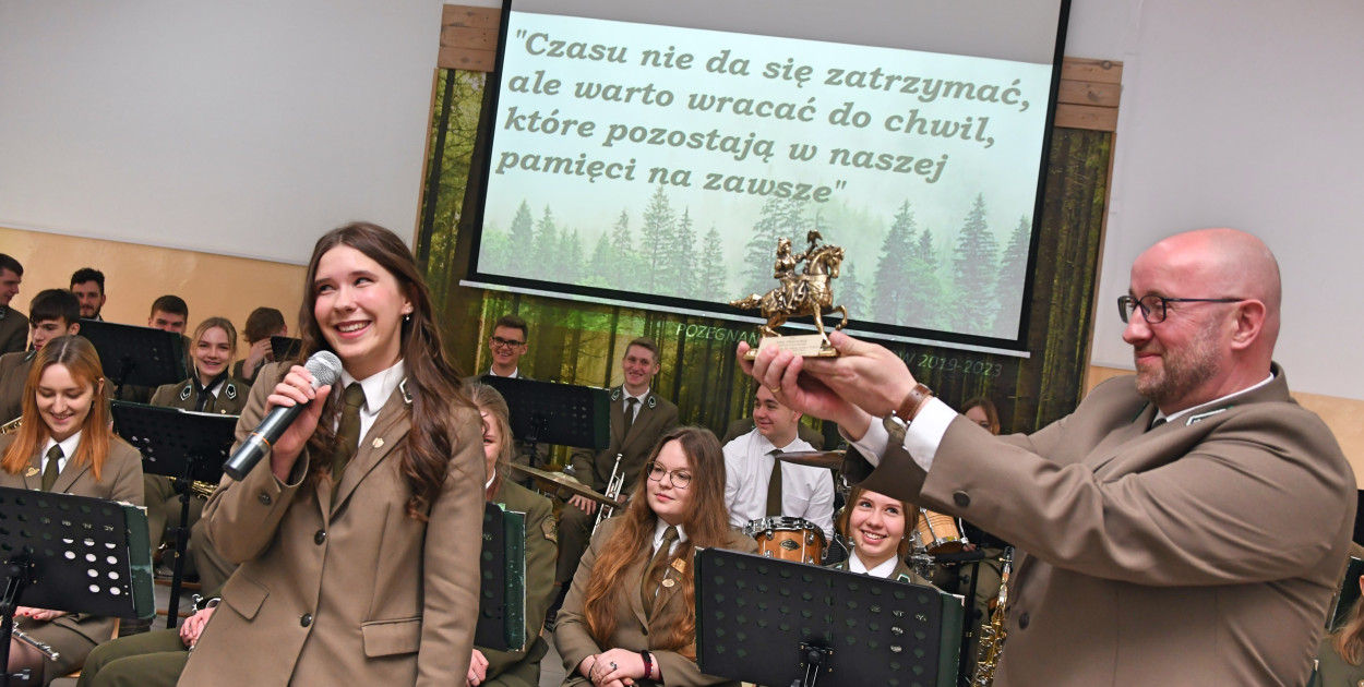 Technikum Leśne w Tucholi. Pożegnanie absolwentów i najwyższe wyróżnienie dla Anny Deinowskiej.