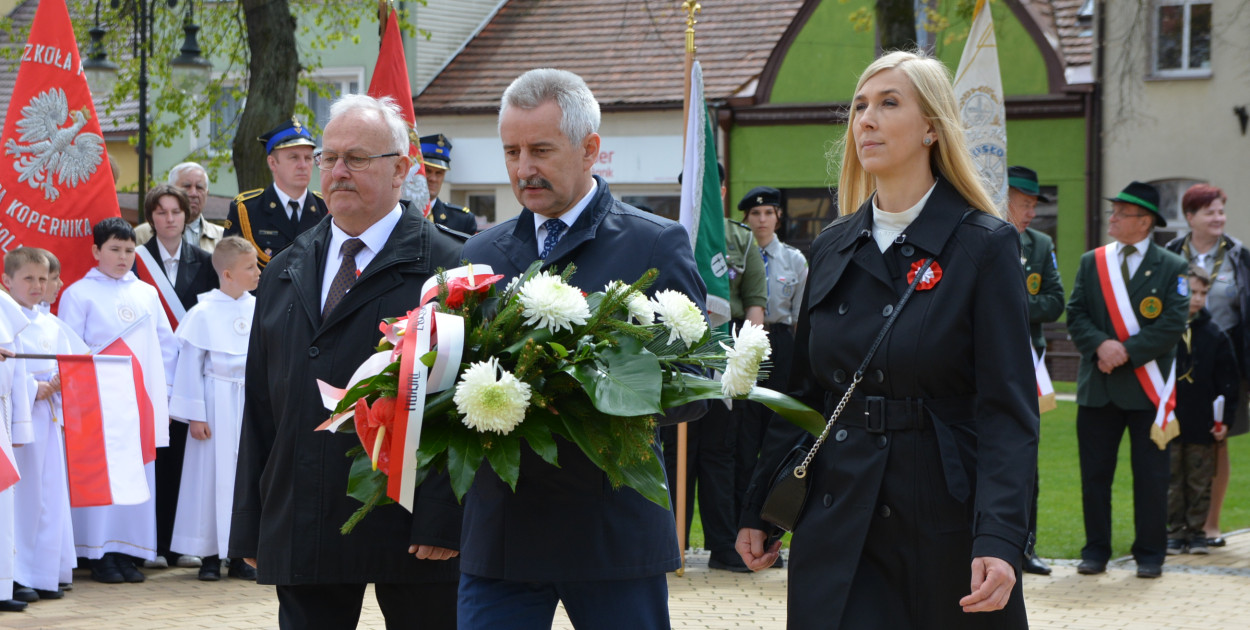 Wiązanki kwiatów tradycyjnie złożono przed pomnikiem na tucholskim rynku.