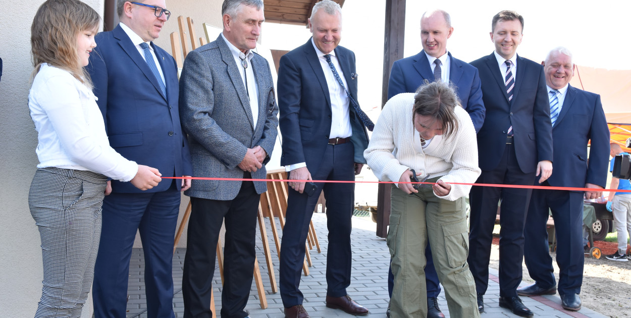 W przecinaniu wstęgi udział wzięli: radny powiatowy Sławomir Majnert, przewodniczący rady gminy Witold Ott, wykonawca Eliasz Adamczewski, wójt Radosław Januszewski, minister Łukasz Schreiber, sołtys Mirosław Błaszkowski a także młodzież. 