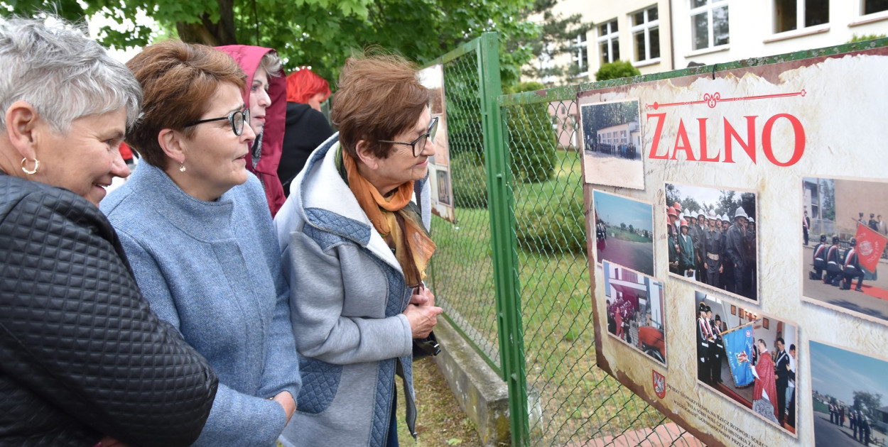 Mieszkańcy z ogromnym zainteresowaniem oglądali zdjęcia, które zawisły na szkolnym ogrodzeniu, jak i te które wędrowały z rąk do rąk w świetlicy.