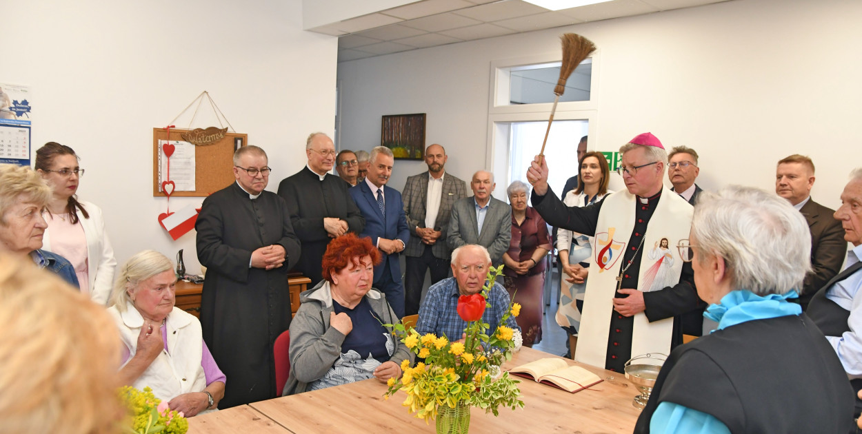 Dzienny dom pobytu w Rudzkim Moście poświęcił biskup. Na poświęceniu licznie pojawiły się  lokalne władze samorządowe.