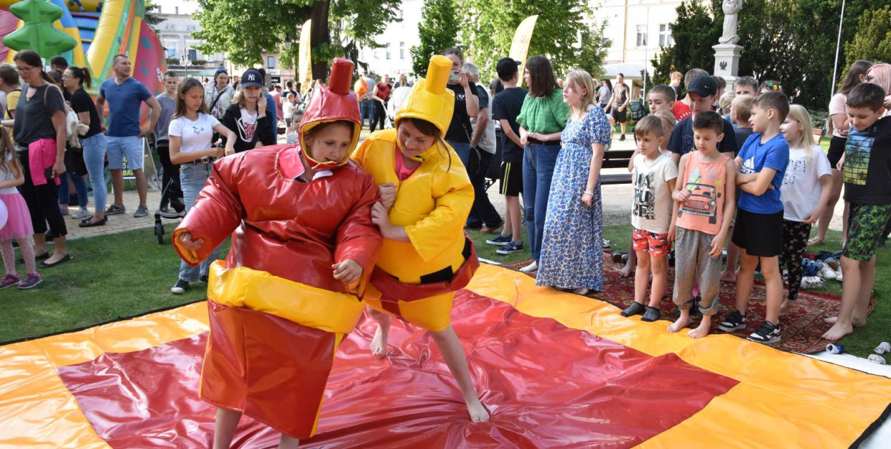 Walki sumo w dmuchanych strojach cieszyły się ogromnym powodzeniem. 