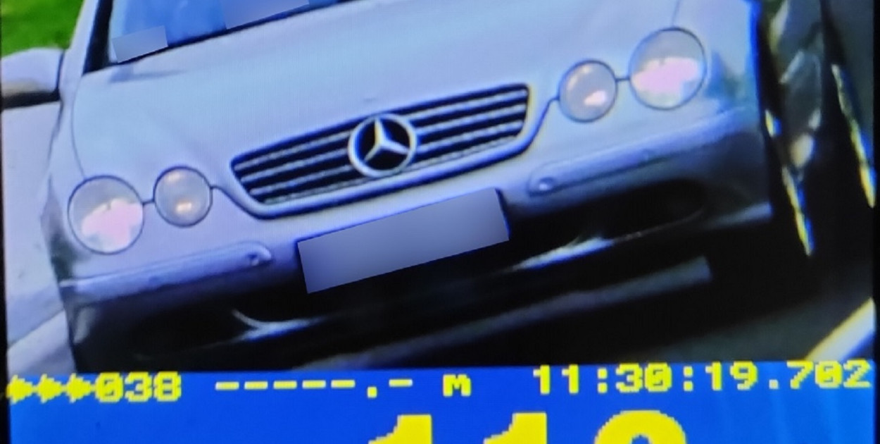 Zdjęcie poglądowe pojazdu poruszającego się z prędkością 112 km/h.