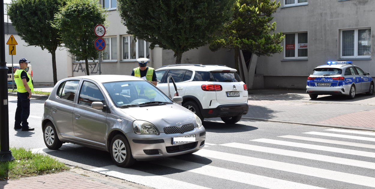 63-latka została przetransportowana do szpitala z podejrzeniem urazu kończyn. Poszkodowana była przytomna.