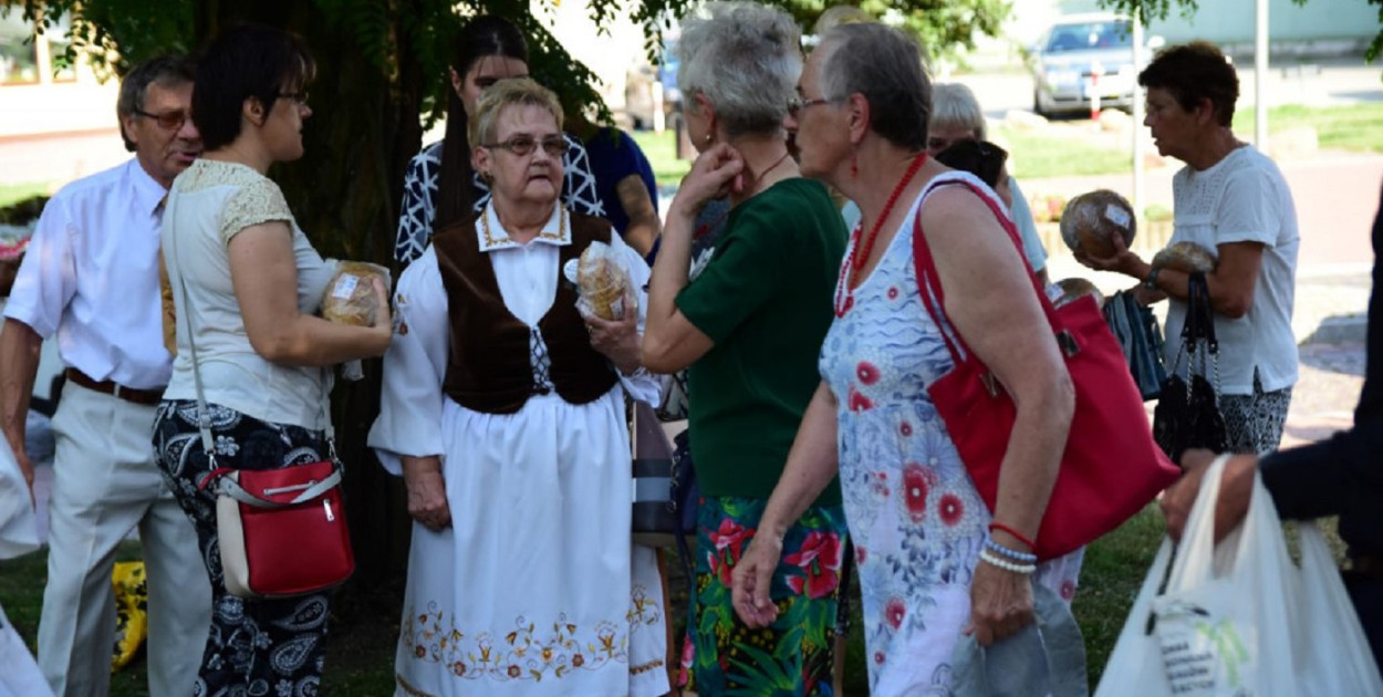 Tradycjnie podczas Święta Patronki Tucholi rozdawane są bochenki chleba. fot. arch