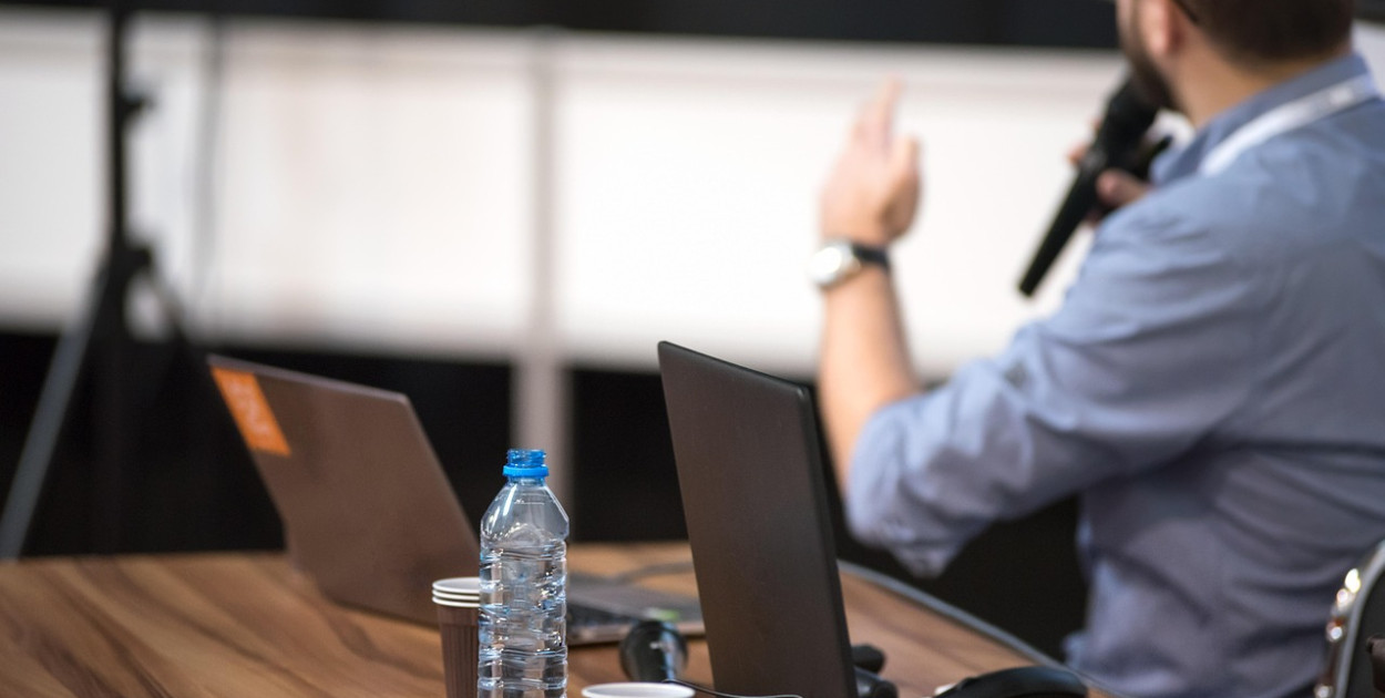 Jak najlepiej wykorzystywać konferencje hybrydowe?