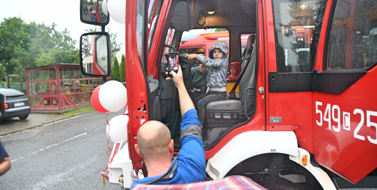 Najmłodsi zasiedli za kierownicą nowego volvo - średniego wozu bojowego OSP Cekcyn. Fot. Piotr Paterski
